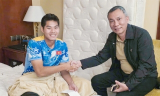 Chủ tịch VFF Trần Quốc Tuấn thăm và động viên trung vệ Hiểu Minh